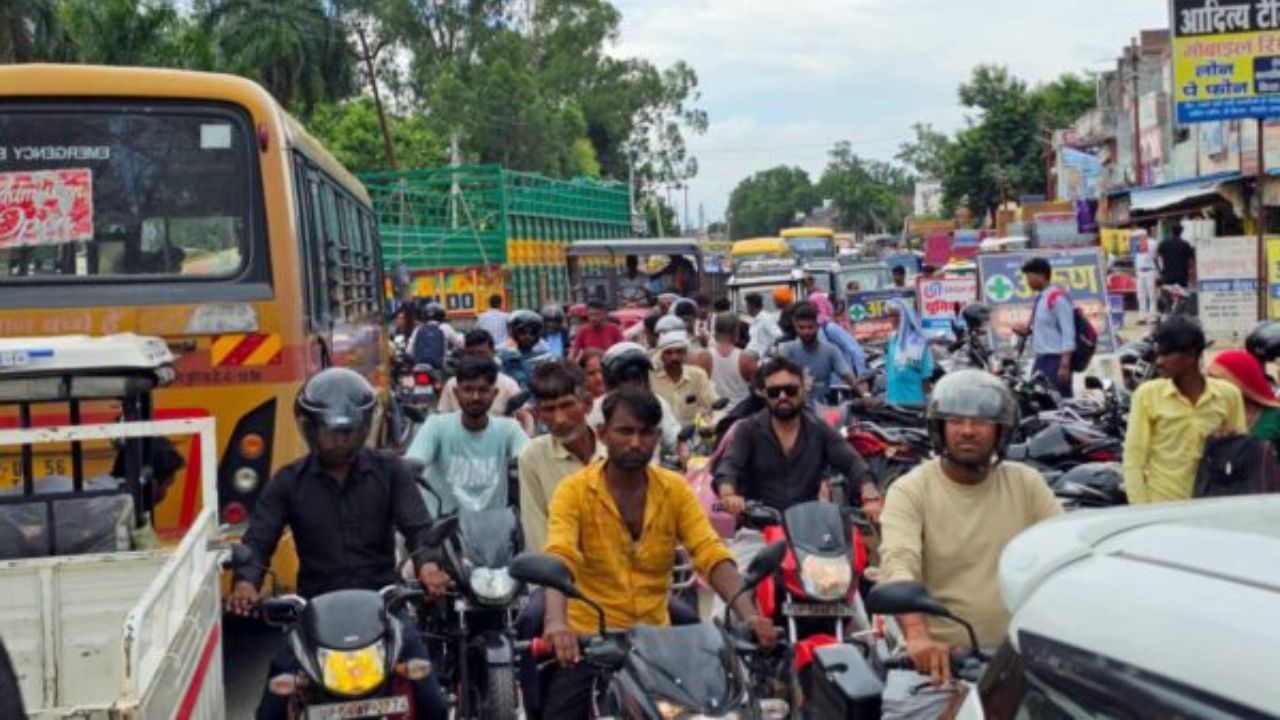 Maharajganj: जाम ने फिर रोकी निचलौल की रफ्तार! घंटों फंसे रहे लोग, मुख्य तिराहे पर रेंगती रही ट्रैफिक व्यवस्था