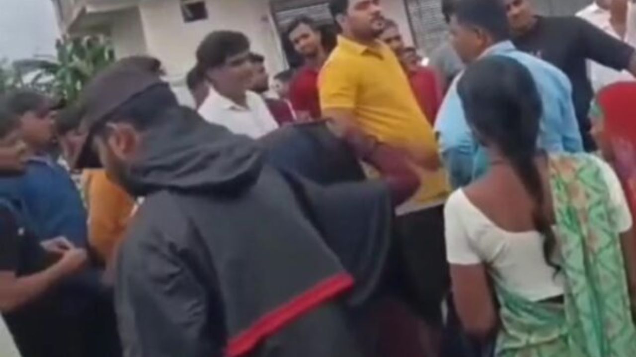 निचलौल में हेडफोन लगाए बाइक सवार की एक गलती पड़ी भारी, युवक पहुंचा जिला अस्पताल