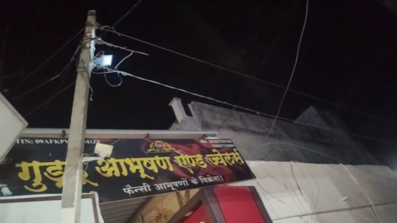 कोल्हुई में बिजली विभाग की बड़ी लापरवाही, बाल-बाल बचे राहगीर