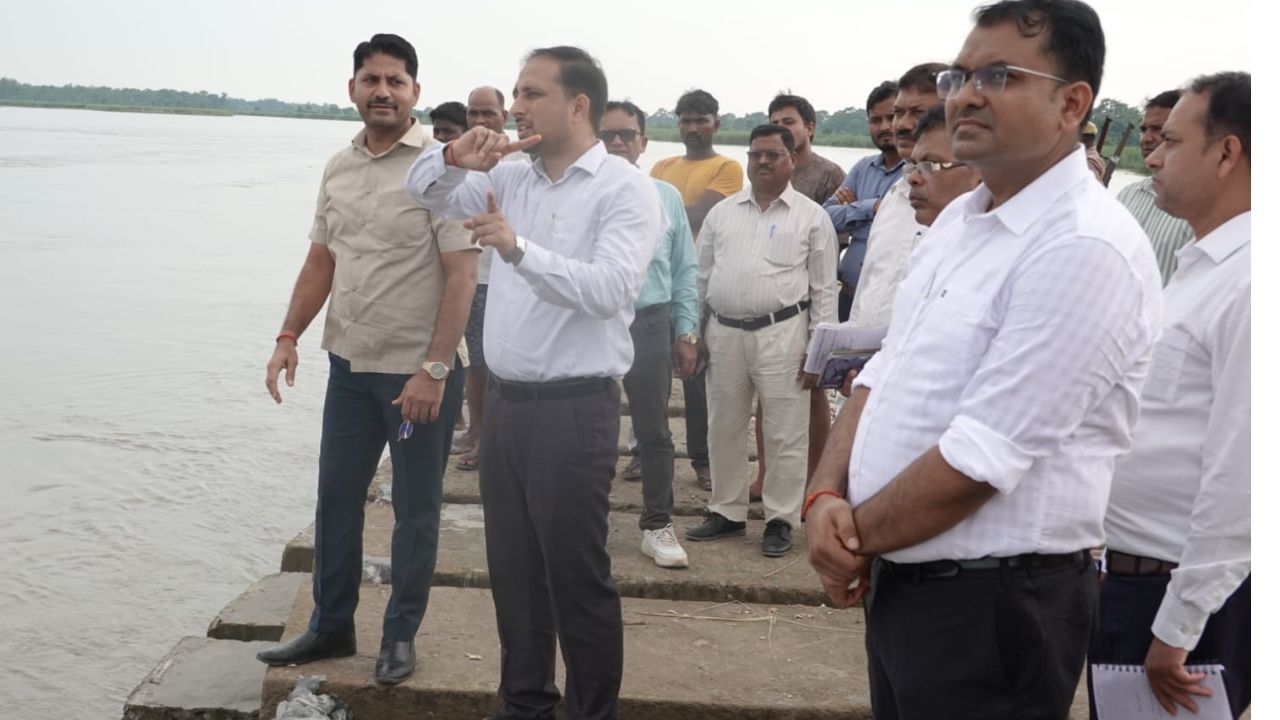 तहसीलदार की रिपोर्ट के बाद हरकत में आया प्रशासन, भेड़िहारी के दरकते ठोकरो पर पहुंचे डीएम गौरव सिंह सोगरवाल