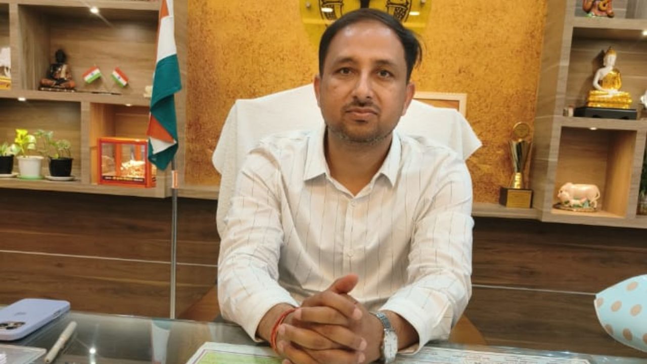 Maharajganj News: मासूम की मौत पर भड़के DM गौरव सिंह सोगरवाल, ग्राम प्रधान पर FIR, सचिव और इंजीनियर सस्पेंड