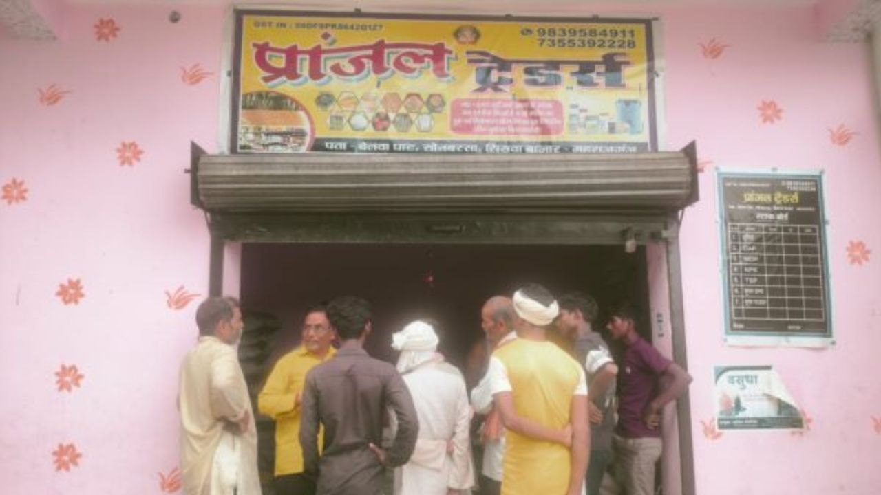 महराजगंज में खाद की कालाबाजारी, आखिर किसकी शह पर बढ़े दाम?