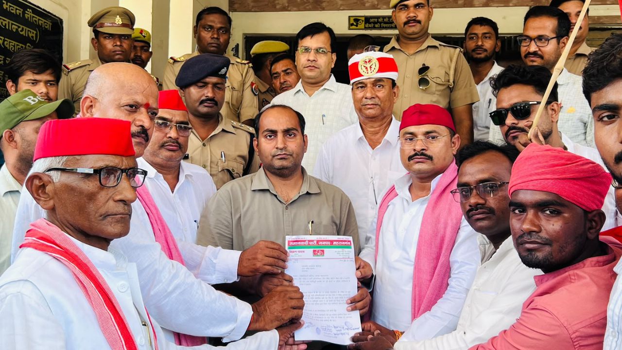 Maharajganj: छात्रों पर लाठीचार्ज से भड़के सपाई, SDM को सौंपे ज्ञापन में उठाए बड़े सवाल