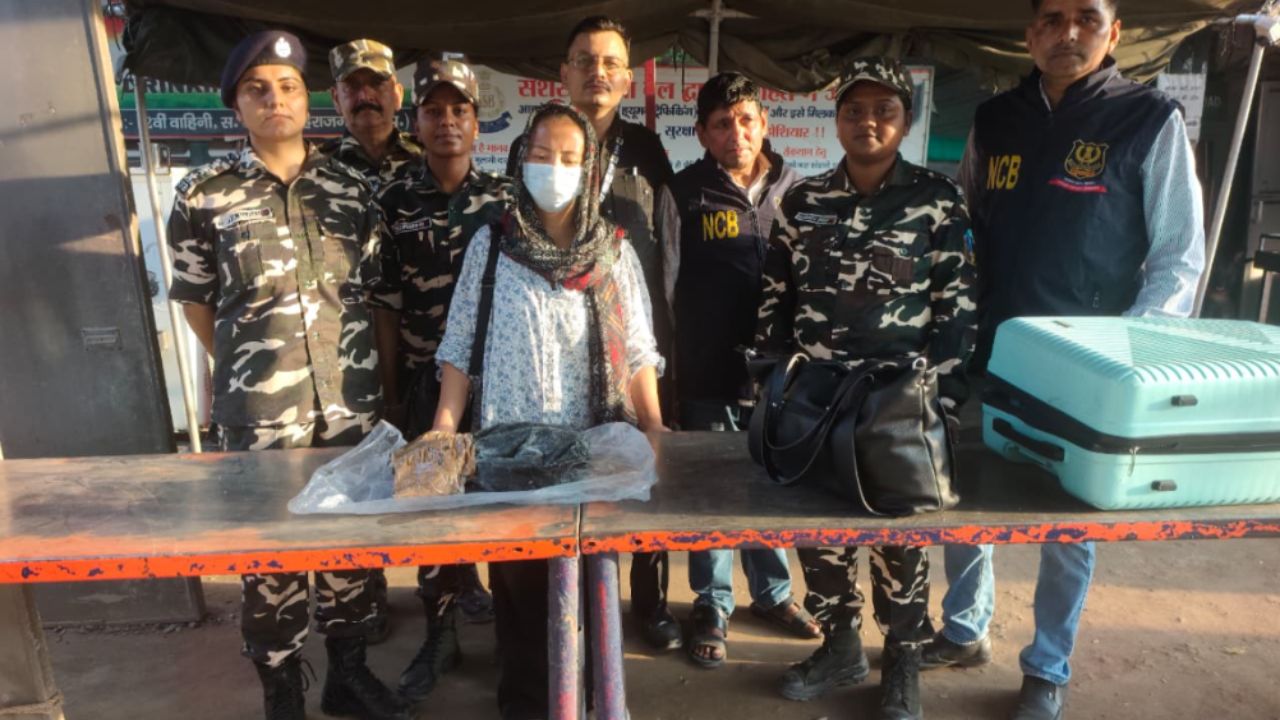 सोनौली बॉर्डर पर एसएसबी की बड़ी कार्रवाई, मणिपुर की महिला के बैग में मिला ये सामान