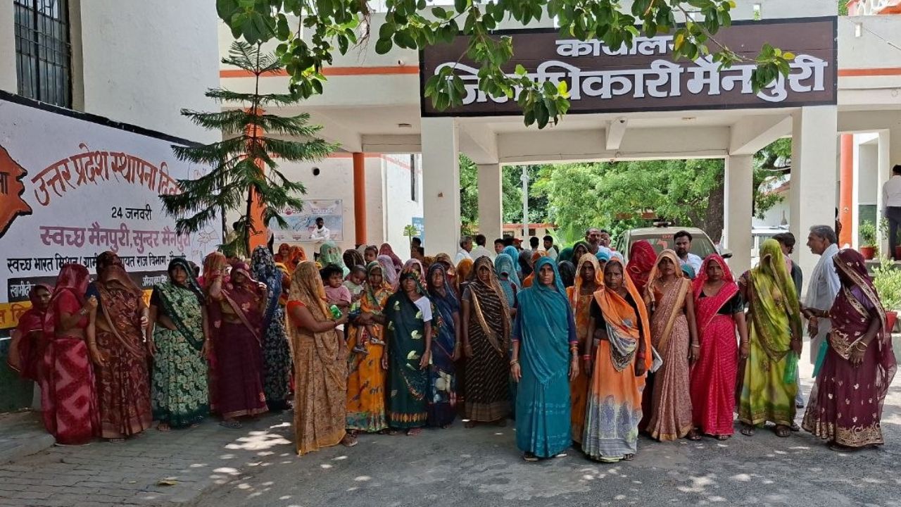 हमारे गांव की बेटियों का रास्ता सुरक्षित करो… नए शराब ठेके के खिलाफ महिलाओं का फूटा गुस्सा, डीएम से लगाई गुहार