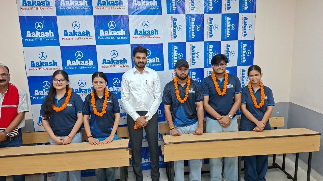 बेटियों ने कर दिखाया कमाल… NEET में मैनपुरी की प्रेरणा और ईला ने लहराया परचम, सम्मान से बढ़ा जिले का गौरव