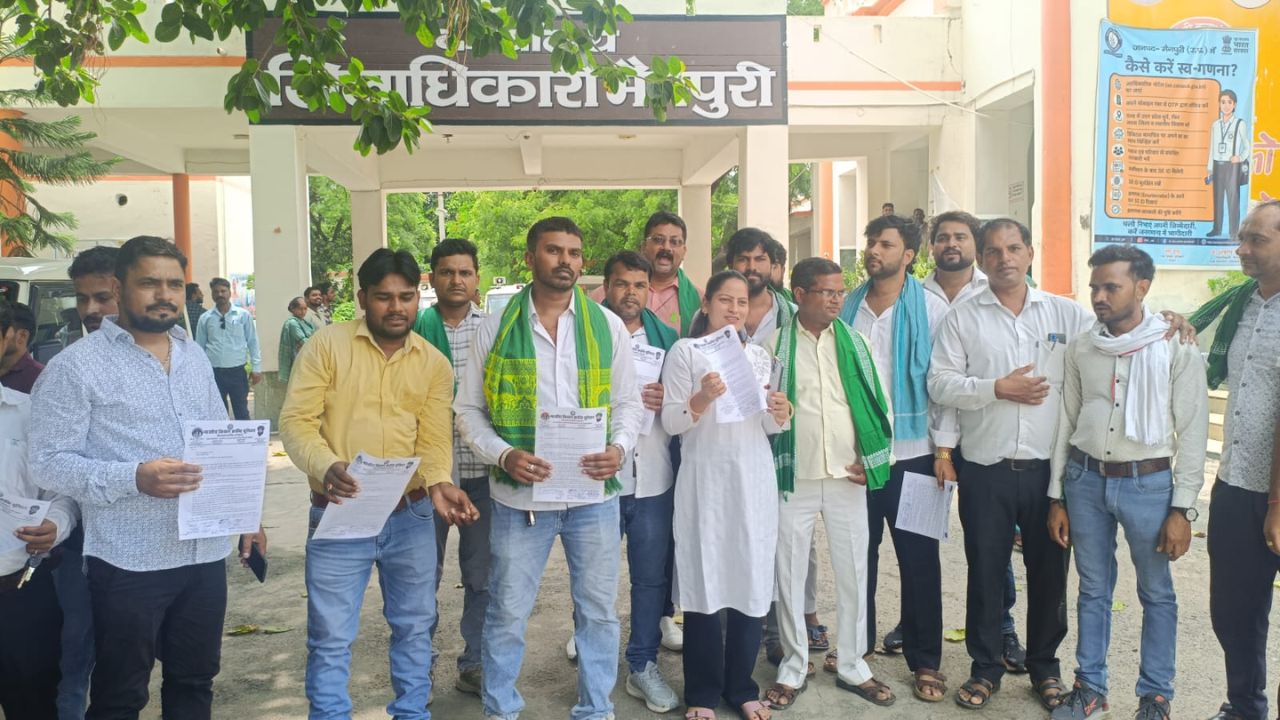 Mainpuri: किसानों ने कलेक्ट्रेट पहुंचकर खोला मोर्चा, इन 6 मांगों को लेकर प्रशासन को दिया अल्टीमेटम