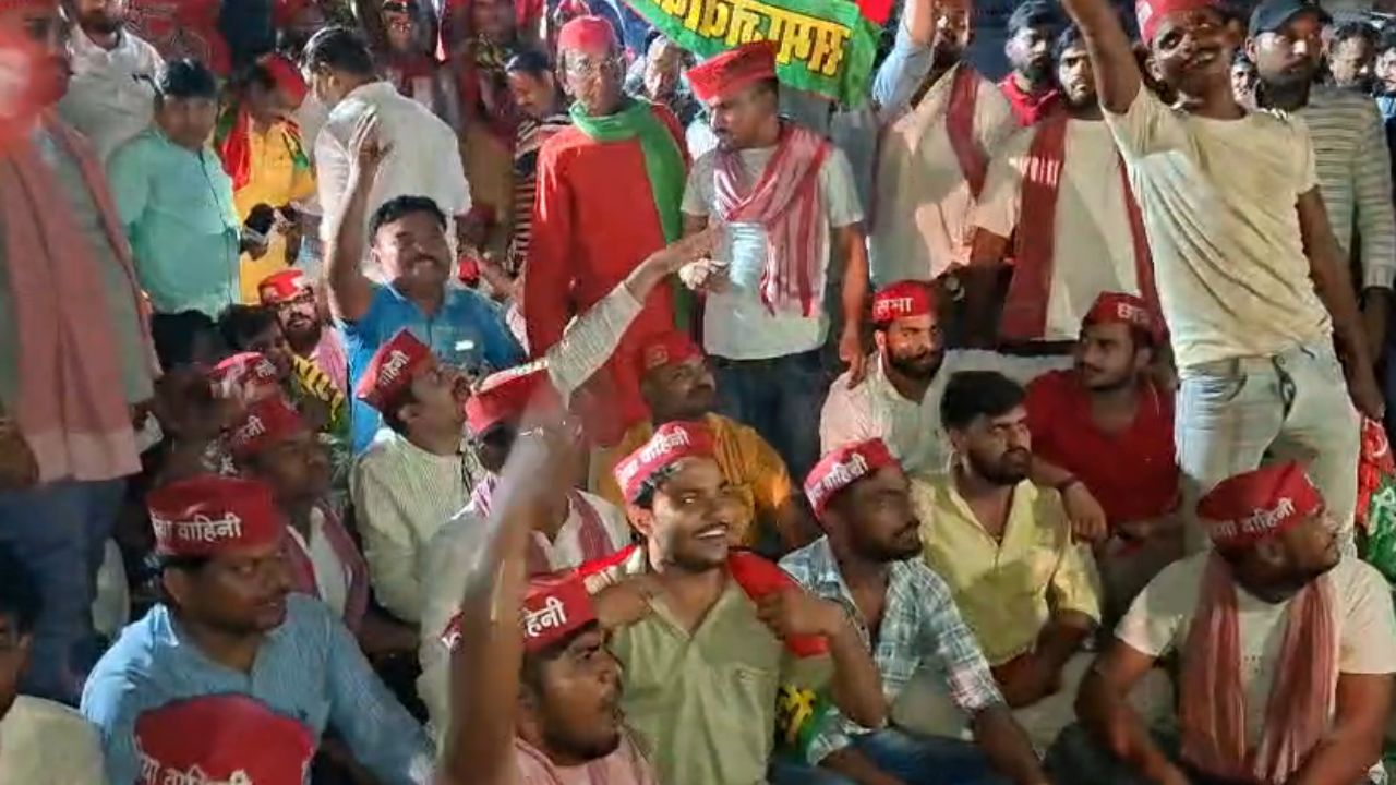 मैनपुरी में अखिलेश यादव की गिरफ्तारी के विरोध में सपाइयों ने खोला मोर्चा, सरकार के खिलाफ लगाए नारे