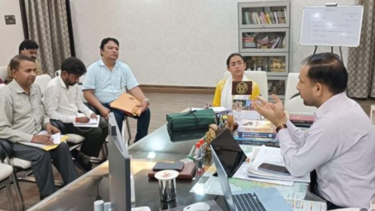 महराजगंज के गांवों में आएगी विकास की नई लहर, डीएम के आदेश से बदलेगी तस्वीर