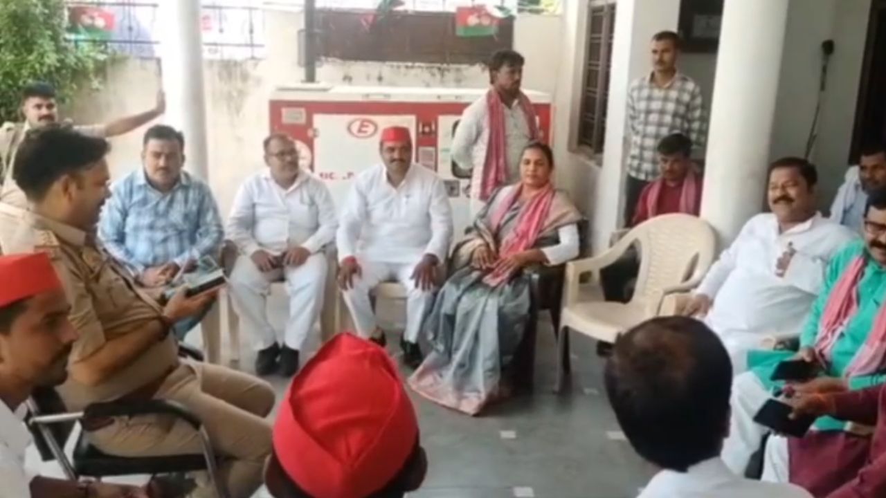 अखिलेश यादव की गिरफ्तारी पर मिर्जापुर में भड़के सपा कार्यकर्ता, कई हिरासत में और कई नेताओं को किया नजरबंद
