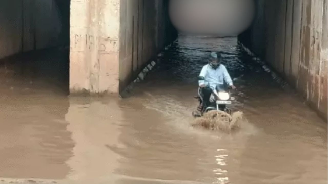 पहली ही बारिश में नटवा रेलवे अंडरपास बना तालाब, खुली जिम्मेदार विभागों की पोल