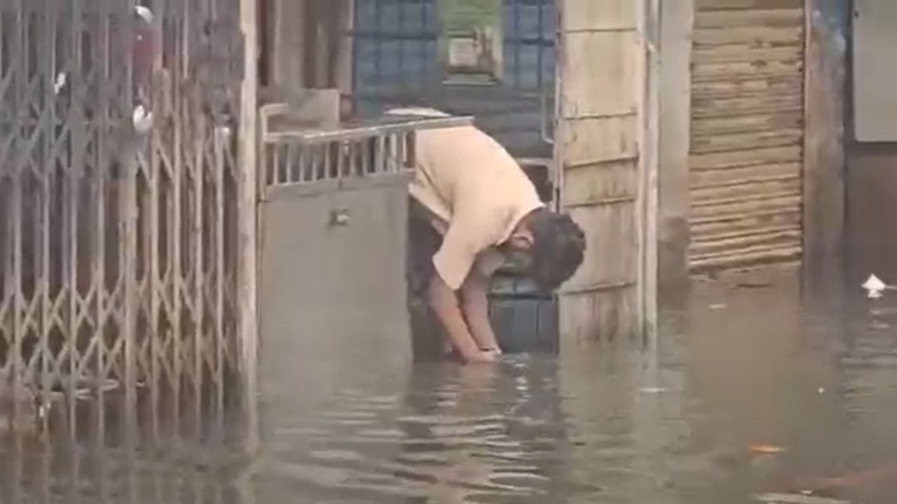 शर्मनाक! मुंबई के नालासोपारा स्टेशन पर यात्रियों की सेहत से खिलवाड़, गंदे पानी से चाय की केतली धोता दिखा वेंडर