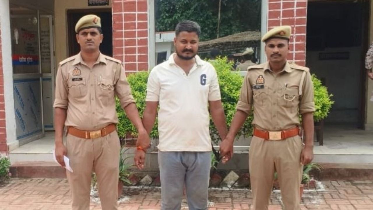 ‘कब तक भागता कातिलाना हमले का आरोपी?’ देवरिया में मुखबिर की सटीक सूचना पर पुलिस ने घेराबंदी कर दबोचा