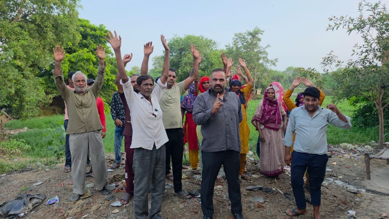 Muzaffarnagar: सैद नगला में तालाब का पानी घरों में घुसा, तीन दिन छतों पर रहने को मजबूर हुए परिवार