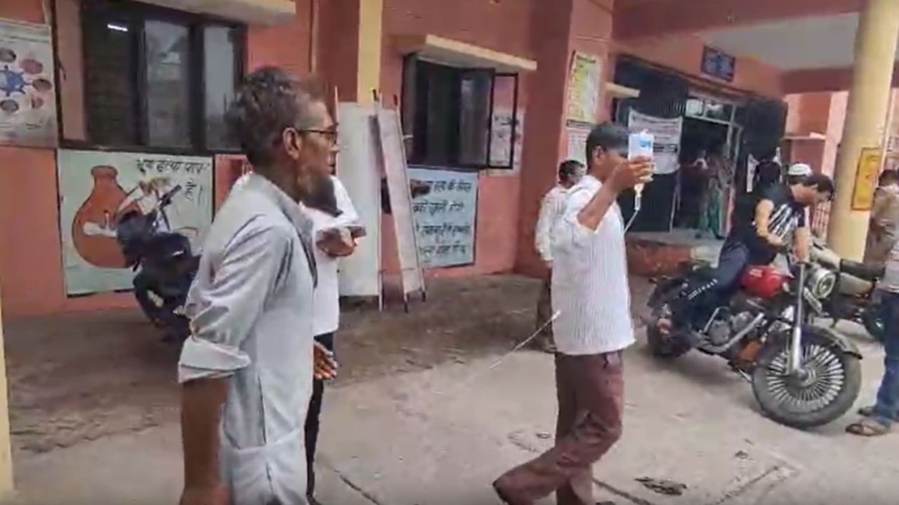 घर के अंदर ऐसा क्या हुआ कि पुत्र वधू ने ससुर पर धारदार हथियार से किया हमला