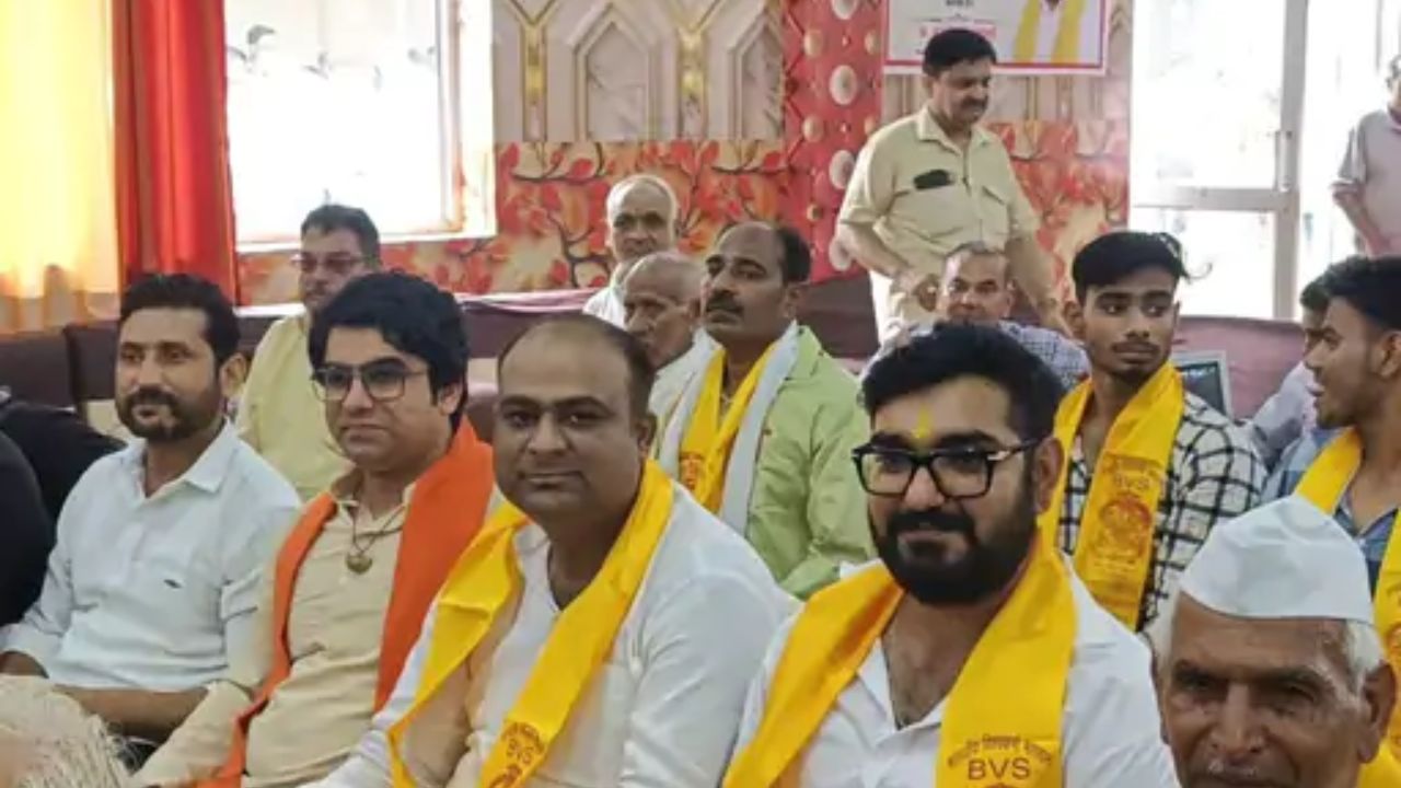 मुजफ्फरनगर में जुटा विश्वकर्मा समाज, होनहार छात्र-छात्राओं को किया सम्मानित, उठाई ये मांग