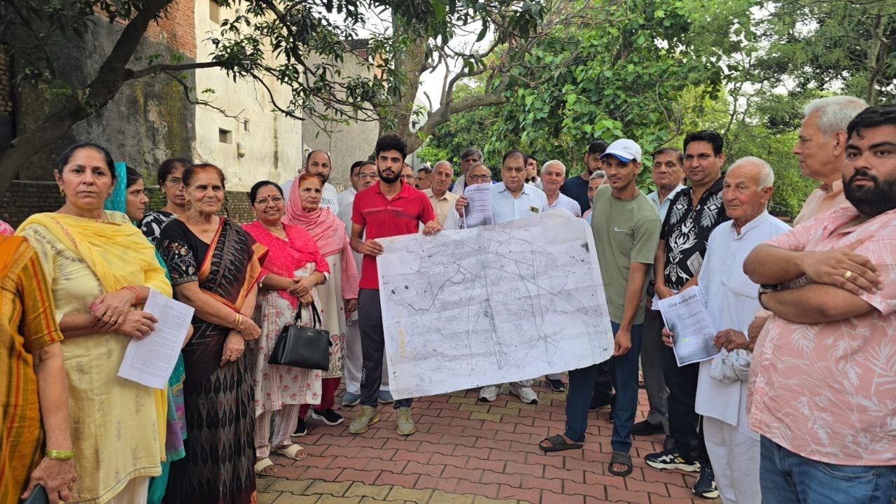 मुजफ्फरनगर में रास्ता खुलवाने को लेकर प्रदर्शन, स्थानीयों ने दी आंदोलन की चेतावनी