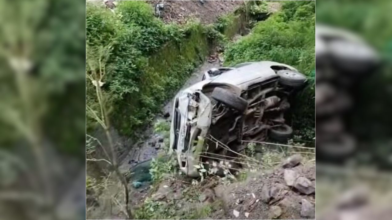 नैनीताल में 20 फीट गहरी खाई में गिरी कार, पैराफिट तोड़ते ही मची अफरा-तफरी; ऐसे बची चालक की जान