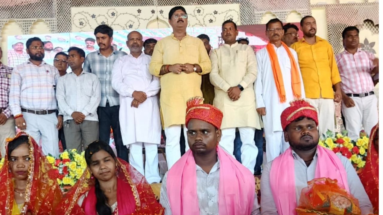 Maharajganj: नौतनवा में सामूहिक विवाह बना यादगार, विधायक ऋषि त्रिपाठी ने कही बड़ी बात