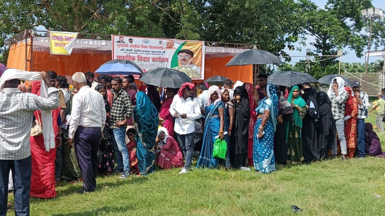 नौतनवा में सामूहिक विवाह के दौरान अव्यवस्थाएं बनी चर्चा का विषय, धूप में घंटों खड़े रहे वर-वधू