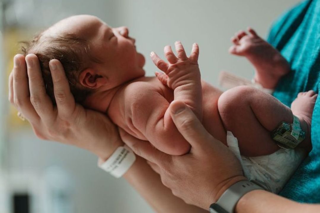 आजमगढ़ के नामी अस्पताल में आखिर कैसे बदल गया नवजात? बेटे की जगह बेटी सौंपी