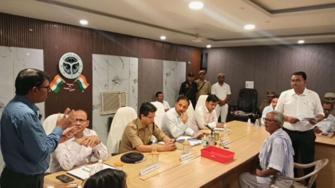 निचलौल में संपूर्ण समाधान दिवस पर डीएम का सख्त संदेश, लापरवाही पर होगी कार्रवाई