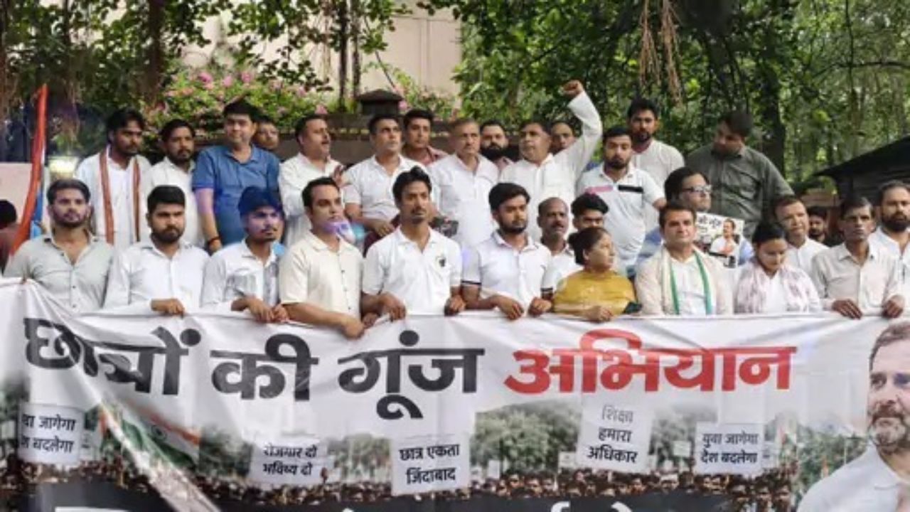 यूपी में जहां से चलती हैं छात्रों की राजनीति, वहां से आई सिर्फ एक आवाज- “धर्मेंद्र प्रधान इस्तीफा दो”