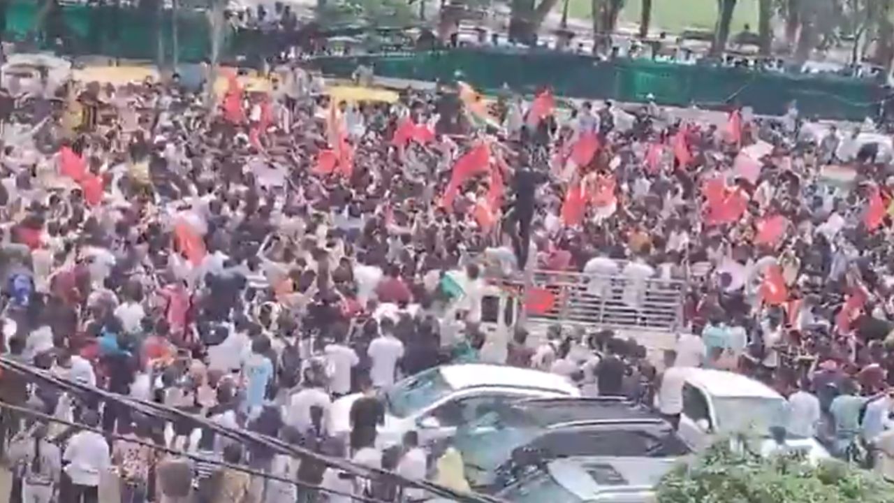 बैरिकेडिंग टूटी, आंसू गैस छूटे: दिल्ली के बाद अब पटना में दिखा छात्रों का हंगामा, क्या इस बार सुनेगी सरकार?