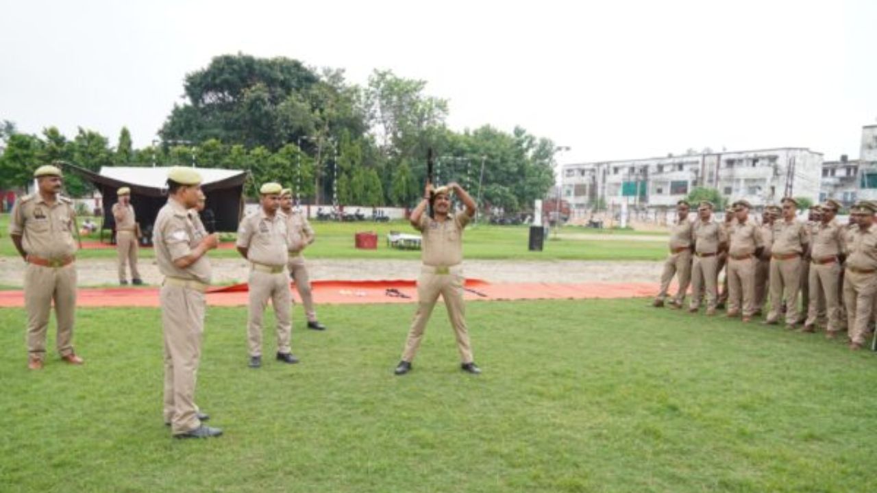 उपद्रवियों पर कसा जाएगा शिकंजा, गोरखपुर में पुलिस लाइन परेड ग्राउंड में जवानों ने दिखाई जबरदस्त तैयारी