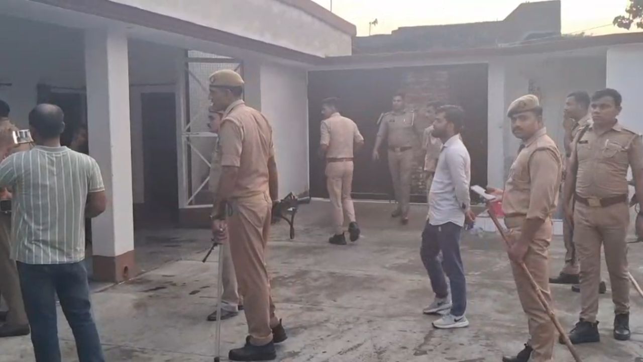 माफी मांगने को कहा तो भड़का छात्र… शिक्षक को दिया धक्का, पुलिसकर्मियों पर हमला और चौकी फूंकने की धमकी से मचा हड़कंप