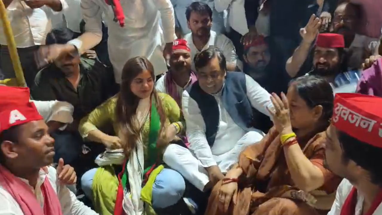 Pratapgarh: अखिलेश यादव की हिरासत पर भड़के सपाई, सरकार के खिलाफ की जमकर नारेबाजी