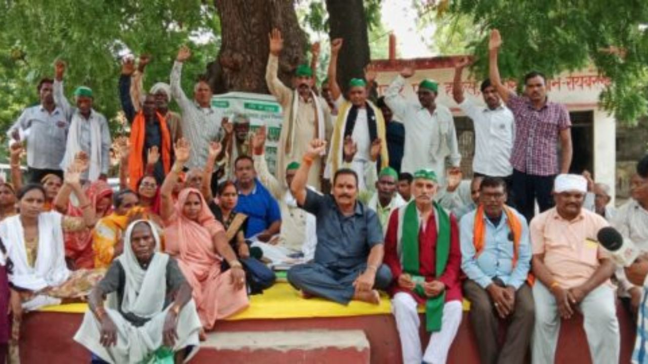 सूखी नहरों ने तोड़ी किसानों की उम्मीद… रायबरेली में विकास भवन घेरा, फसल बचाने को सड़क पर उतरे किसान