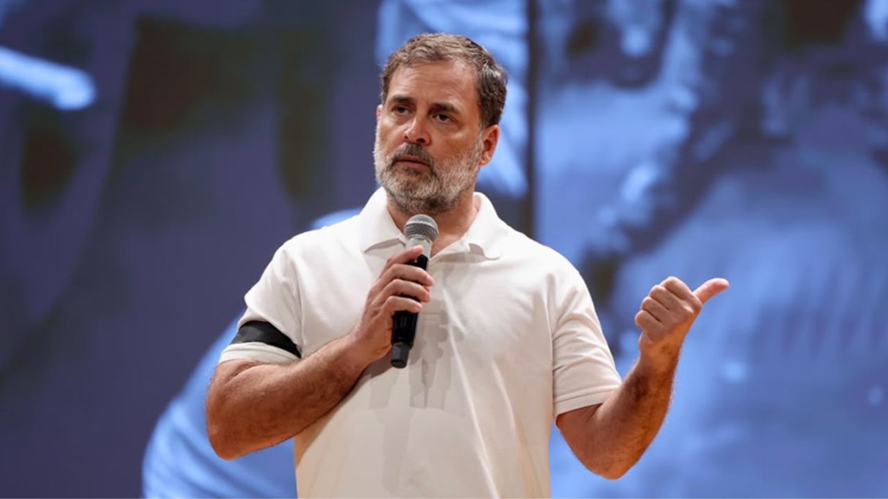 “मुझे घसीटने वाले पुलिस वाले कानो में कह रहे थे इस सरकार को हटाइये”, राहुल गांधी ने सरकार को घेरा, बताई तीन मांगे