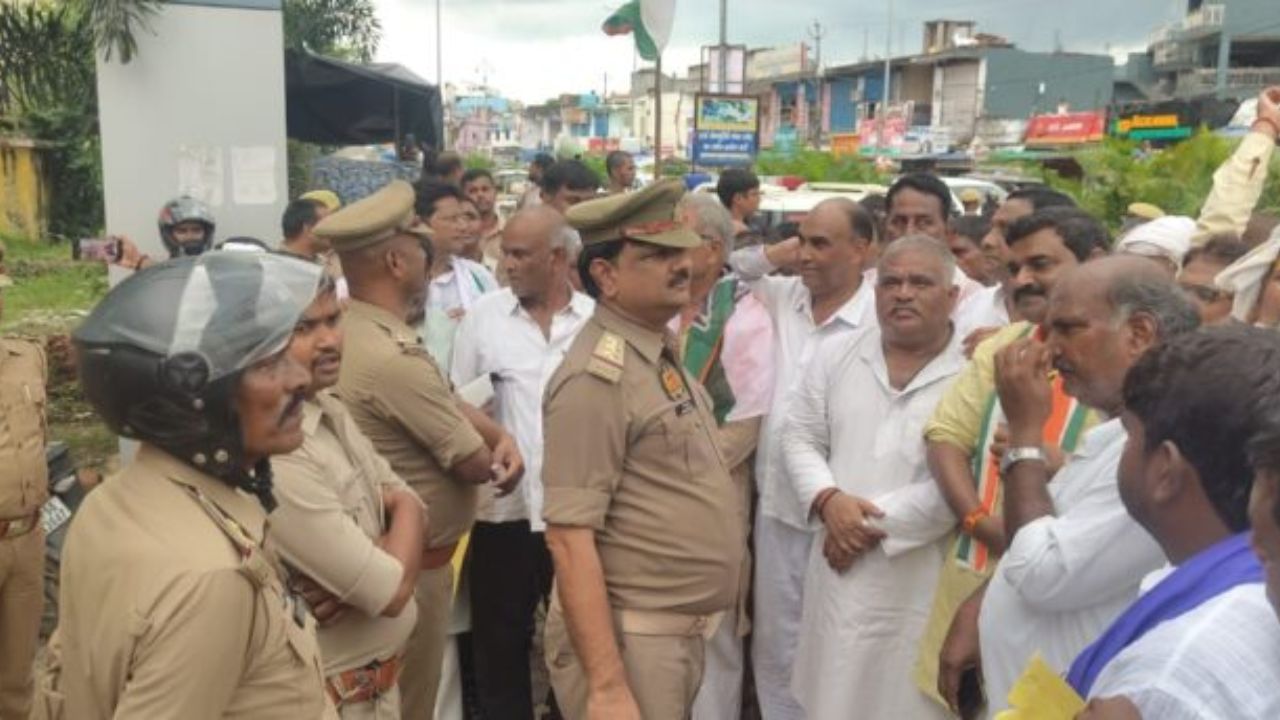 राहुल गांधी की गिरफ्तारी से भड़का आक्रोश, सैकड़ों कांग्रेसियों ने उठाया बड़ा कदम