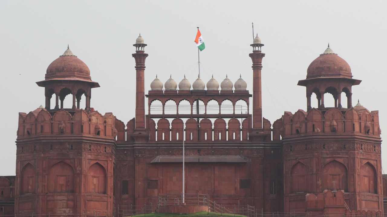 लाल किले में बम की खबर से मचा हड़कंप; पुलिस ने खंगाला चप्पा-चप्पा, जांच में सामने आया चौंकाने वाला सच