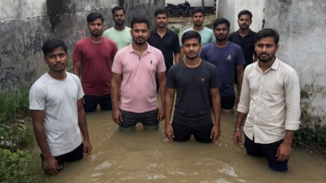 बरसात में बहे नगर पंचायत सहजनवां के विकास के दावे, सड़क बनी तालाब