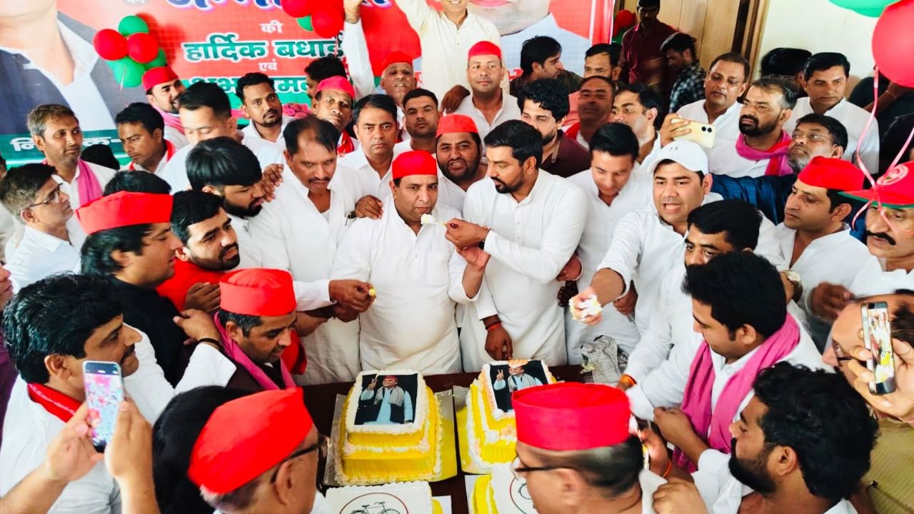 AY Birth Day: ग्रेटर नोएडा में अलग अंदाज में मना अखिलेश यादव का जन्मदिन