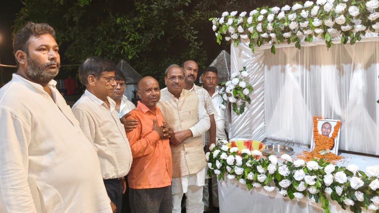 स्वर्गीय वैज्ञानिक राहुल सिंह के ब्रह्मभोज में शामिल हुए पूर्व मंत्री सुशील कुमार टिबड़ेवाल, परिजनों को दी सांत्वना