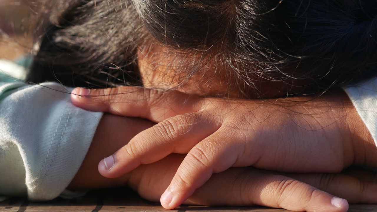 कांप उठी मां की रूह, बेबस हुए पिता के हाथ: एटा में खेलते-खेलते उबलती सब्जी की कड़ाही में गिरी 3 साल की मासूम