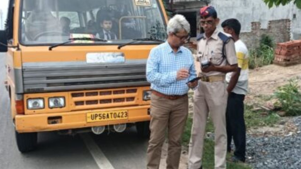महराजगंज में स्कूल वाहनों पर एआरटीओ का शिकंजा, आखिर क्या है ‘मिशन सेफ फ्यूचर’ अभियान?
