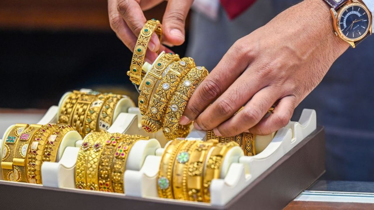 UP Gold Price: सोना खरीदने की सोच रहे हैं? उत्तर प्रदेश में आज क्या हैं सोने के दाम, देखें 24, 22 और 18 कैरेट की पूरी लिस्ट
