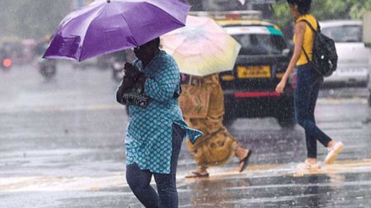 UP Weather: यूपी के 40 जिलों पर मंडराया आकाशीय बिजली का खतरा, आज होगी रिकॉर्डतोड़ बारिश, प्रशासन अलर्ट