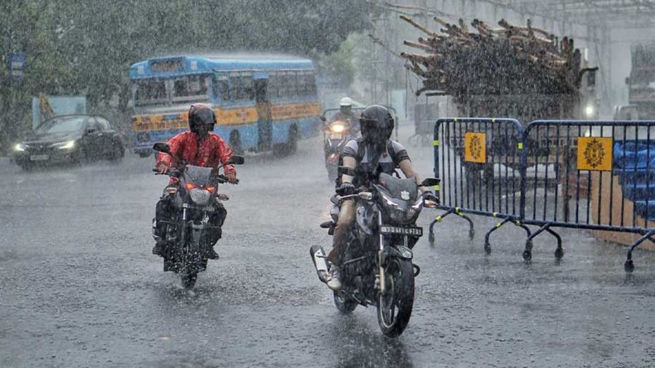 सावधान यूपी वालों! रात में दिखेगा मानसून का असली रौद्र रूप, 90% जिलों में भारी बारिश का अनुमान, जानें IMD की बड़ी चेतावनी
