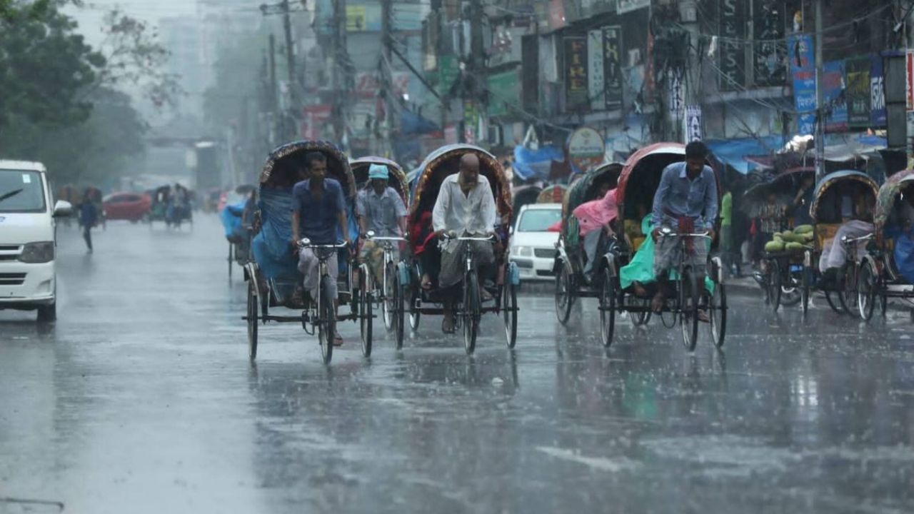 उत्तर प्रदेश में मानसून का तांडव: 71 जिलों में भारी बारिश का अलर्ट, घर से बाहर निकलने से पहले पढ़ें मौसम अपडेट