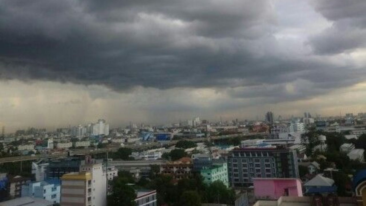 UP Weather Alert: यूपी के 65 जिलों में झमाझम बारिश का दौर शुरू, 30 जिलों में बिजली गिरने का अलर्ट जारी