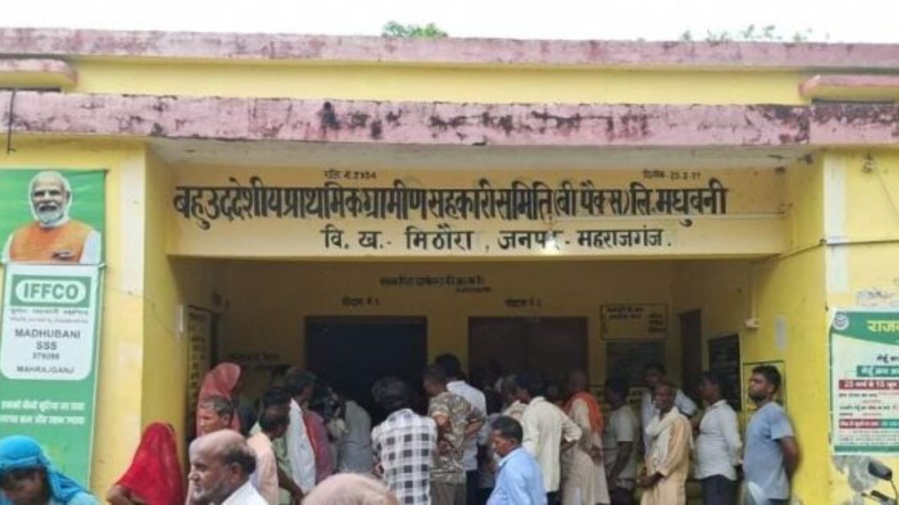 विरोध करने पर खाद देने से किया इनकार, महराजगंज के मधुबनी में खाद गोदाम पर क्यों भड़का किसान का गुस्सा?
