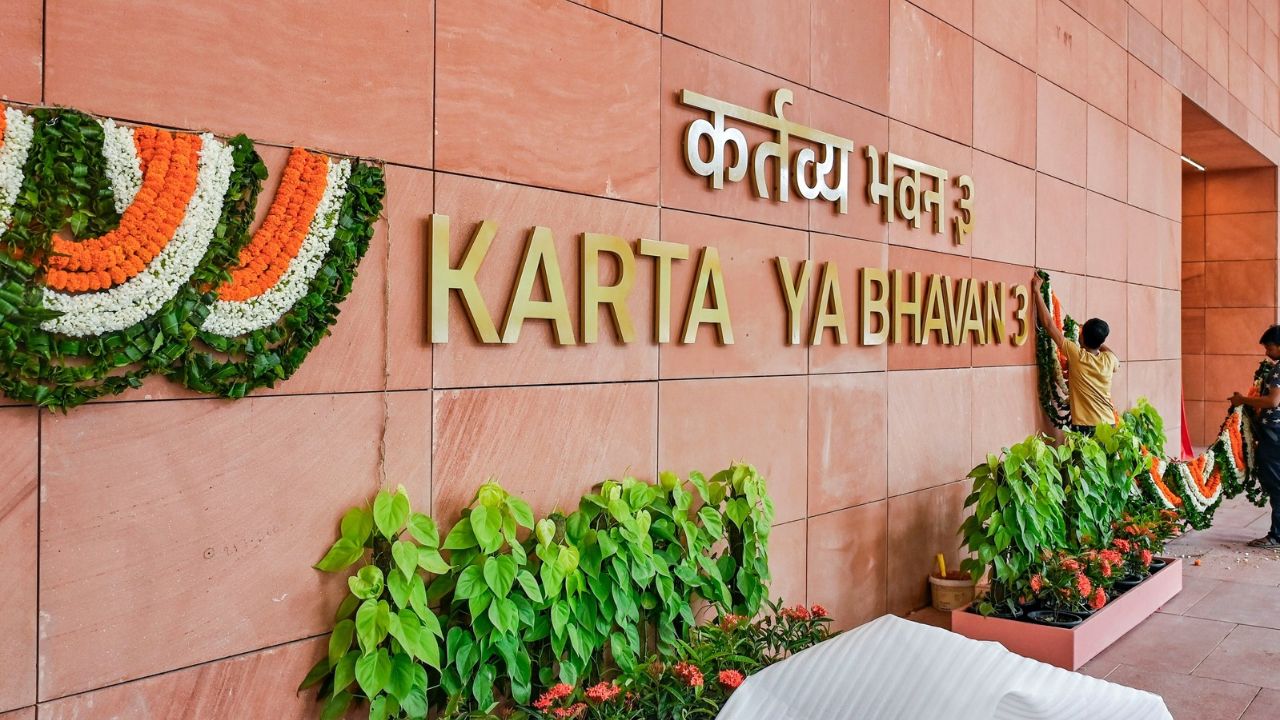 बड़ी खबर: छात्र प्रदर्शनों के बीच केंद्र ने किया बड़ा नौकरशाही फेरबदल, शिक्षा मंत्रालय से हटाये गये विनीत जोशी