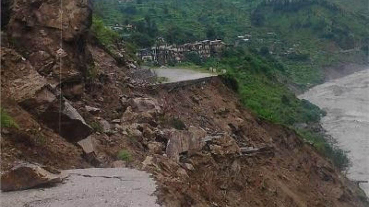 आसमान से बरसी ऐसी आफत कि पहाड़ों में थमी जिंदगी; भूस्खलन से 50 गाड़ियां फंसी, 16 गांवों का टूटा संपर्क