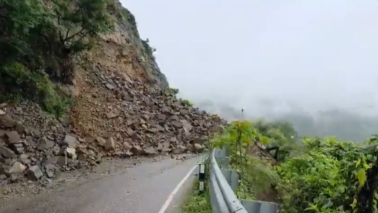 केदारनाथ पैदल मार्ग पर भैरव मंदिर के पास भारी भूस्खलन, थम गईं श्रद्धालुओं की सांसें; जानिए अब कब शुरू होगी यात्रा