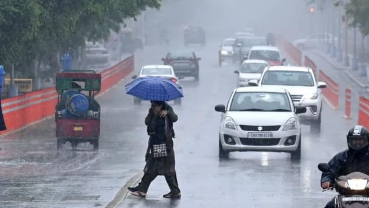 Weather Update: यूपी में मानसून ने पकड़ी रफ्तार, आज 33 जिलों में झमाझम बारिश और 45 जिलों में बिजली गिरने का अलर्ट